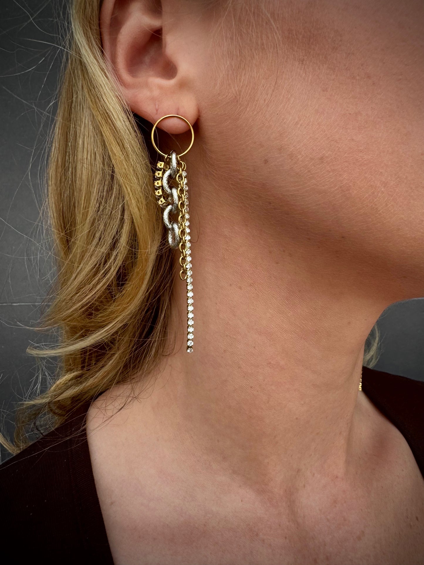 Anouk, boucles asymétriques chaînes et strass en acier inoxydable