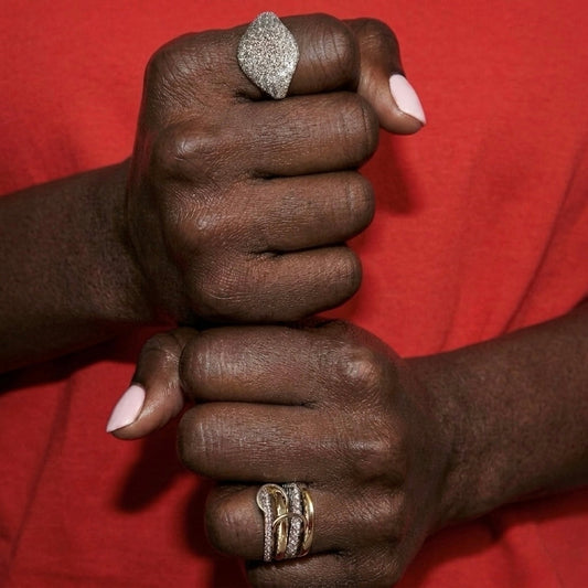 Bague Mira Fïve portée à la main