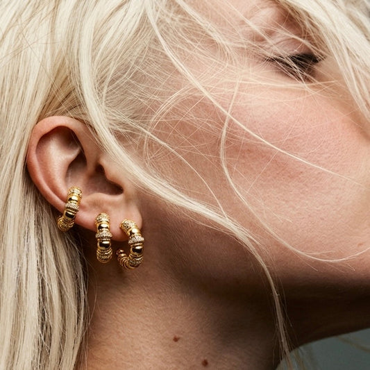 Superposition de boucles d'oreilles Fïve